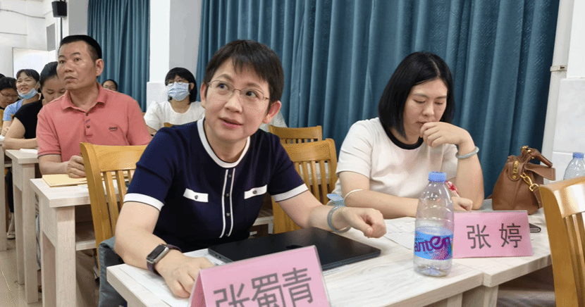 一群人坐在桌子前 AI 生成的内容可能不正确。 一群人坐在桌子前 AI 生成的内容可能不正确。